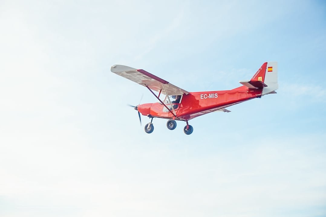 Vista de avioneta volando
