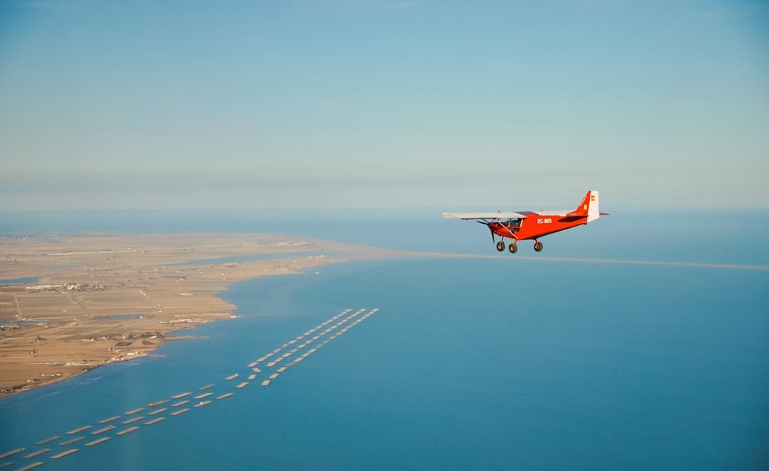 Avioneta sobrevolando el Delta del Ebro